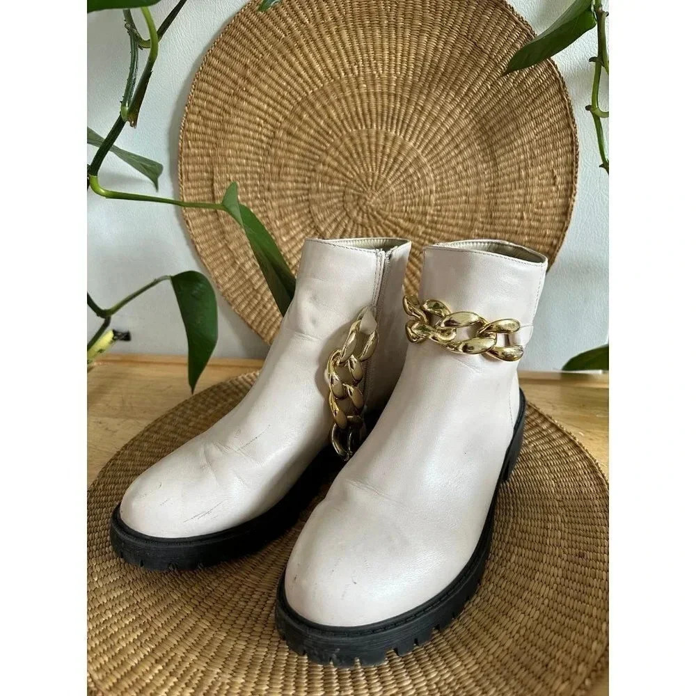 Women’s size 8.5 white winter boots